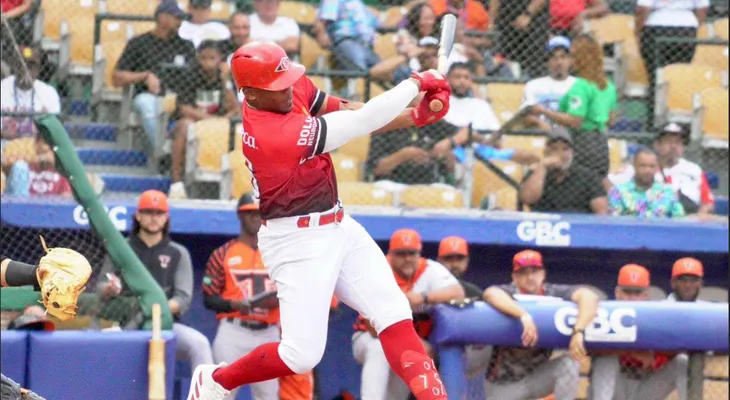 Toros derrotan al Escogido y empatan la cima del torneo