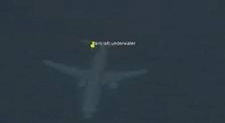 Descubren en Google Earth un "extraño" avión 'sumergido' en la costa del Reino Unido