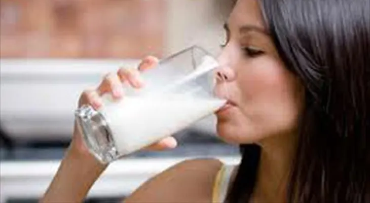 Advierten peligro de beberse tres vasos de leche al día