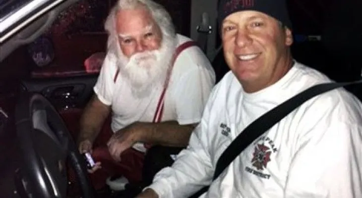 Se incendia auto de hombre disfrazado de Santa Claus en Utah