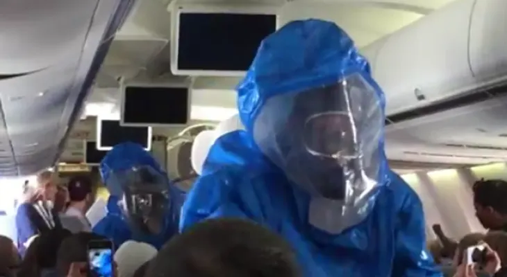 Video: sacan de avión pasajero dijo tenía ébola