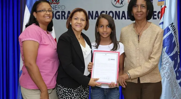 INABIE entrega beca escolar a 87 familias para estudiar en colegios privados