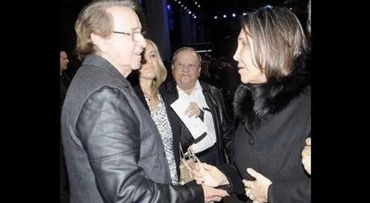 Kiko  y Florinda Meza emotivo abrazo en funeral de Chespirito
