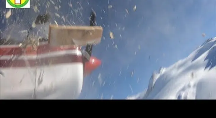 Captan momento de la colisión entre un helicóptero y una avioneta en los Alpes