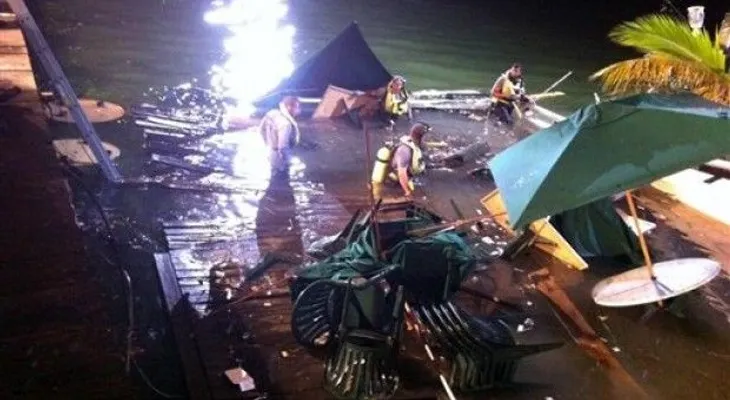 Terraza de bar se derrumba en Florida y decenas caen al agua