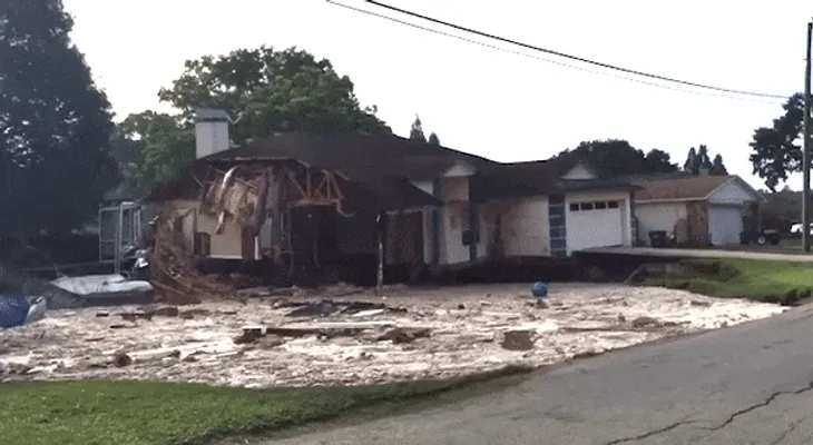 Así se tragó este gran socavón dos casas en Florida