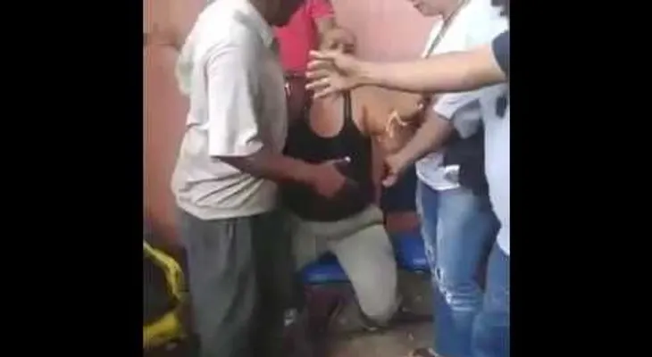 Mujer bebe agua de una botella y al parecer tenía ácido (VIDEO)