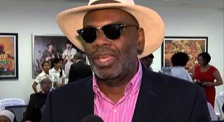 Operan con éxito tumor benigno a salcero Michael (VIDEO)