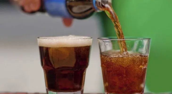 El peligro de tomar dos refrescos al día (incluso "light")