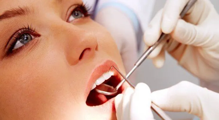 Una mala higiene dental puede tumbarte los dientes