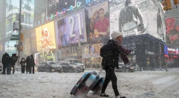 Nueva York suspende clases y vacunación ante la llegada de una gran nevada