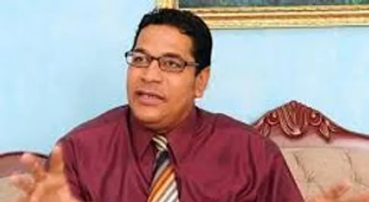 Aspirante a Regidor pide a David Collado disponer el asfaltado parqueo sede de la Alcaldía