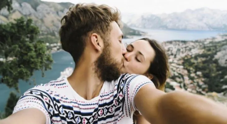 ¿Qué le pasa a tu cuerpo cuando besas?