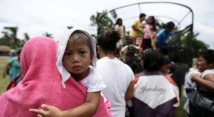 Miles de personas huyen de un volcán en Filipinas.