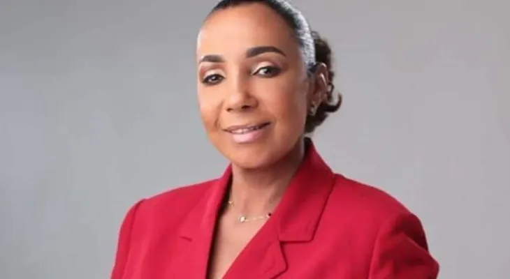 Pastora da un culto, le cierran iglesia y la apresan