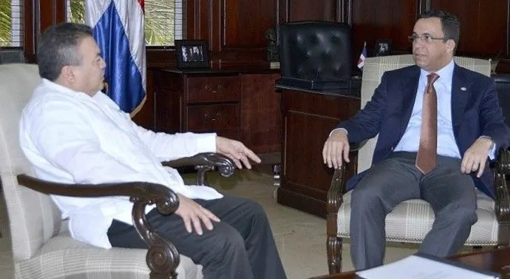 Canciller Navarro y funcionario de la OEA coordinan asamblea regional en RD