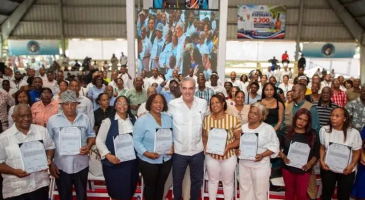 Abinader entrega 2,200 títulos de propiedad a familias de Villa Altagracia