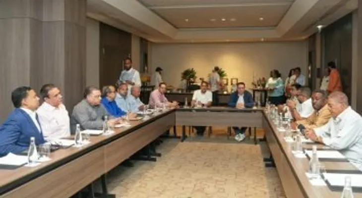 Transportistas del G-12 acuerdan con el Gobierno no subir el pasaje pese al alza de combustibles