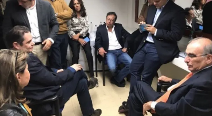 La foto que muestra la tensa campaña presidencial que vive Colombia