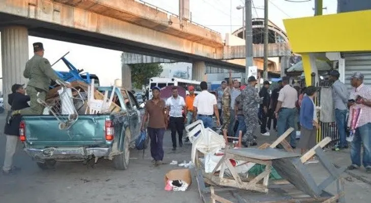 Desalojan buhoneros de avenidas Charles y Hermanas Mirabal