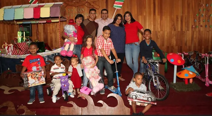 Entrega juguetes a hijos de militares