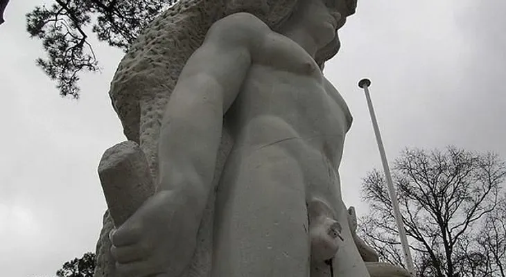 Una estatua francesa de Hércules se dota de un pene desmontable contra los vándalos