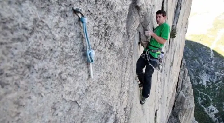 Impresionantes imágenes de una escalada sin cuerda a 500 m de altura en México
