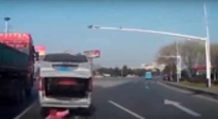 Un niño cae de una camioneta en movimiento  (VIDEO)