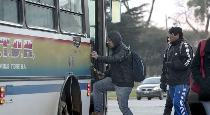Un chofer argentino no quiso abrirle la puerta a un pasajero y lo llevó colgando del bus