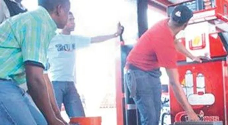 Bajan RD$4.00 al gas propano y sube RD$1.50 a las gasolinas 