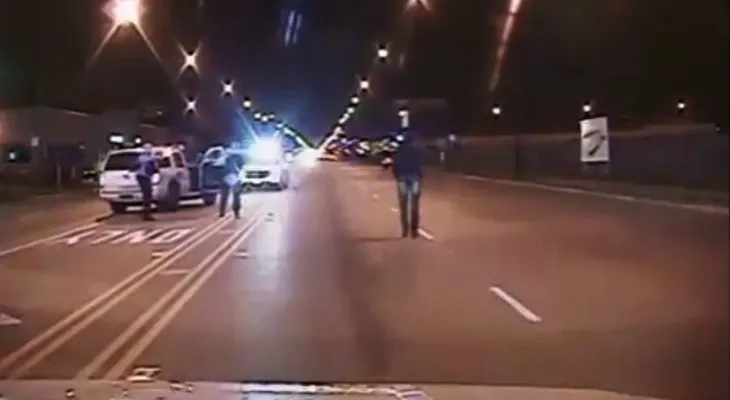 Video muestra a policía de Chicago disparar 16 veces contra joven de raza negra