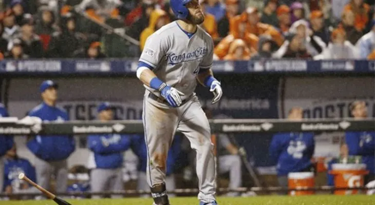 Alex Gordon y Moustakas guían primer triunfo  de los Reales 