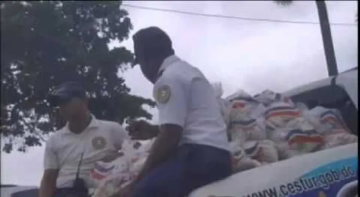 Policía Turística transporta alimentos del Plan Social de la Presidencia