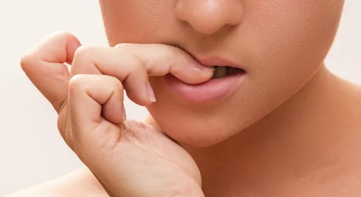 Qué le pasa a tu cuerpo si te muerde las uñas