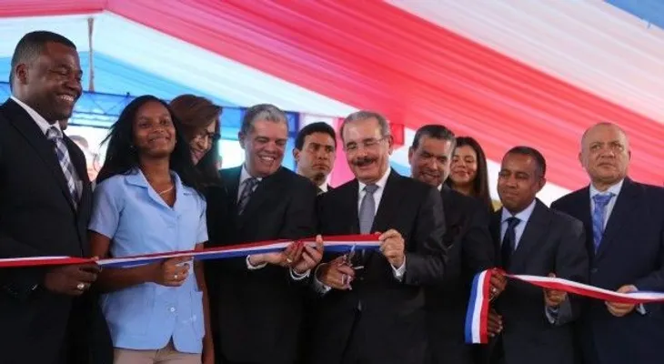 Presidente Medina entrega 4 escuelas en Santiago