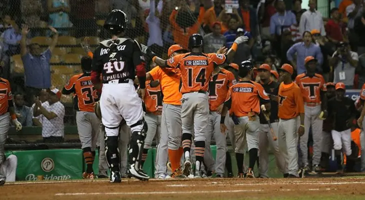 Toros derrotan a los Leones y se mantienen en primer lugar empatados con las Estrellas 