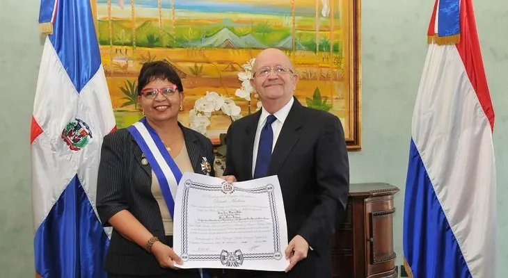 Canciller condecora y reconoce labor de embajadora de Países Bajos