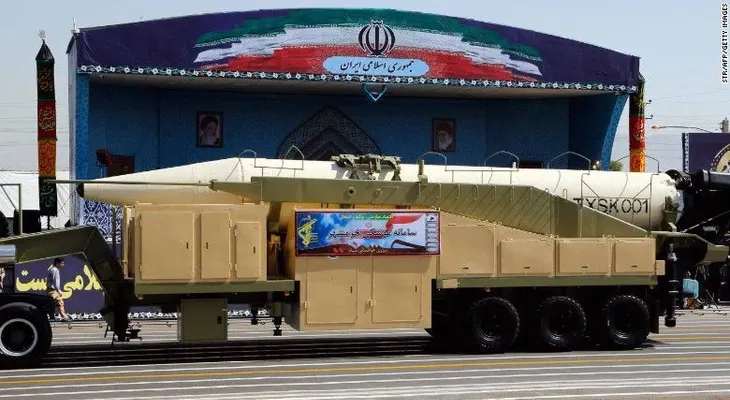 Irán prueba un nuevo misil balístico horas después de presentarlo en un desfile