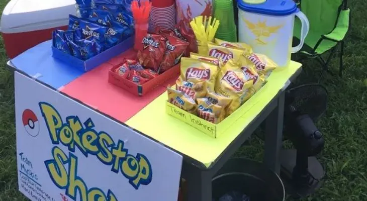 Pokénegocio: una niña gana 200 dólares al día vendiendo limonada a los jugadores