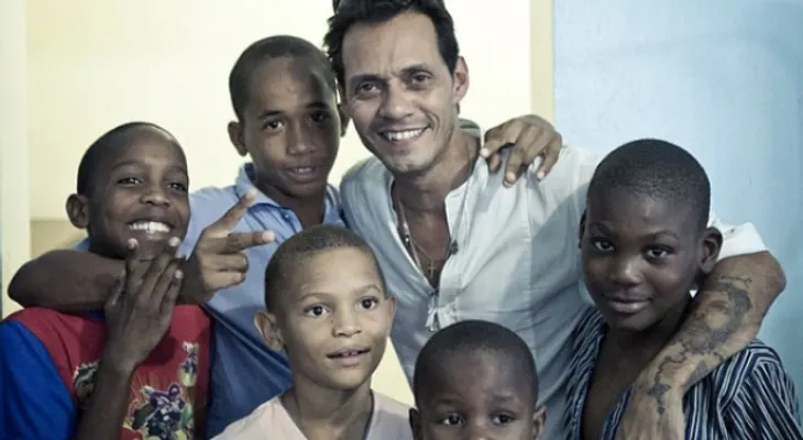 Marc Anthony inaugura orfanato que auspicia en La Romana