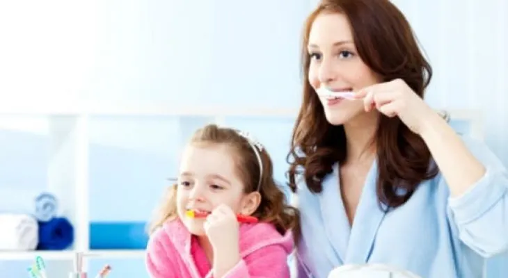 ¿Qué pasa si no te cepillas los dientes antes de dormir?