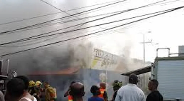 Bomberos seguían trabajando para sofocar fuego en establecimiento comercial en Cotuí