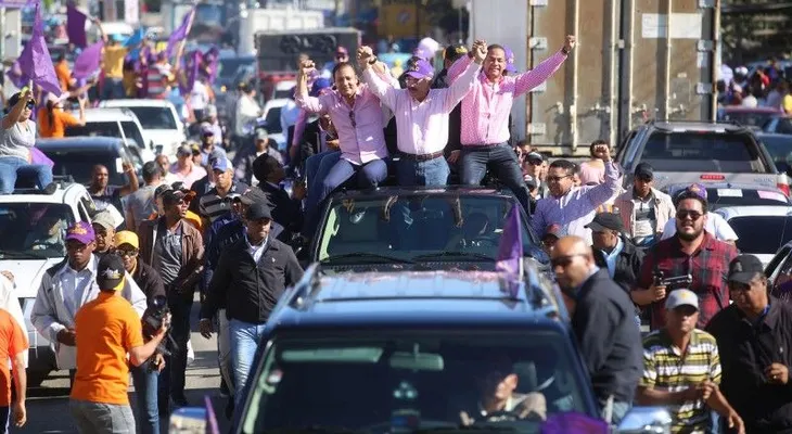Danilo encabeza marcha caravana en Santiago