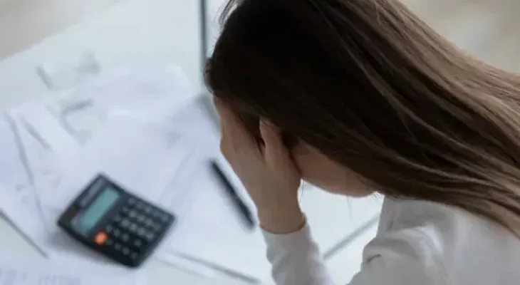 Condenan a un italiano a 17 meses de prisión por someter a su mujer a estricto "ahorro doméstico"
