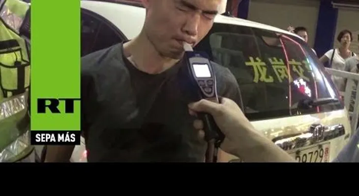 Curioso intento de un conductor chino para engañar a la Policía (VIDEO)