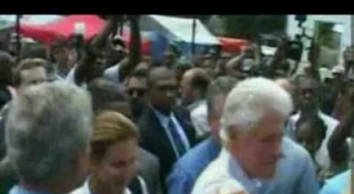Mira cómo Bush rechaza a un haitiano (Video)