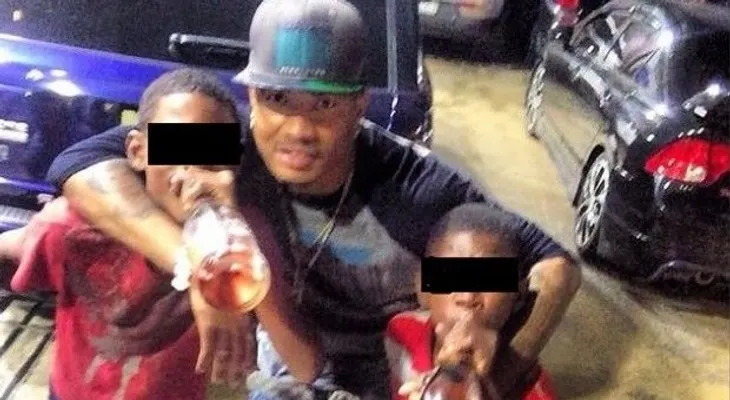 Artista urbano Guariboa dice solo se hizo foto, niega le haya dado bebida a niños