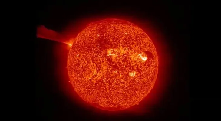 Una masiva explosión solar fue registrada en video