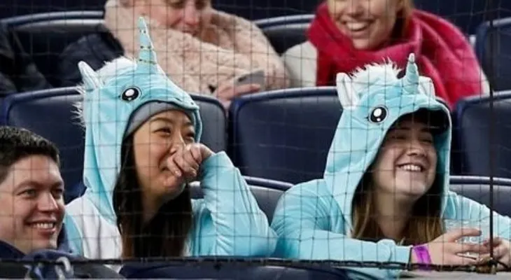 Polémica en estadio de los Yankees por fanáticas con ropa de "gentuza"