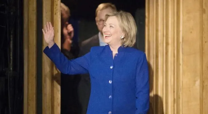 Clinton pide calma y pragmatismo tras detención de agente doble en Alemania
